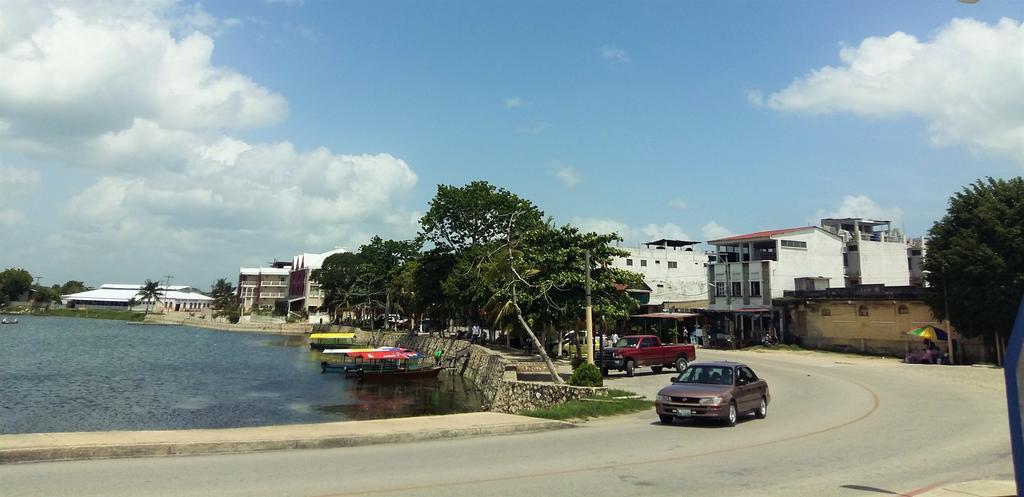 Hotel Flores De Peten Y Restaurante Exterior foto