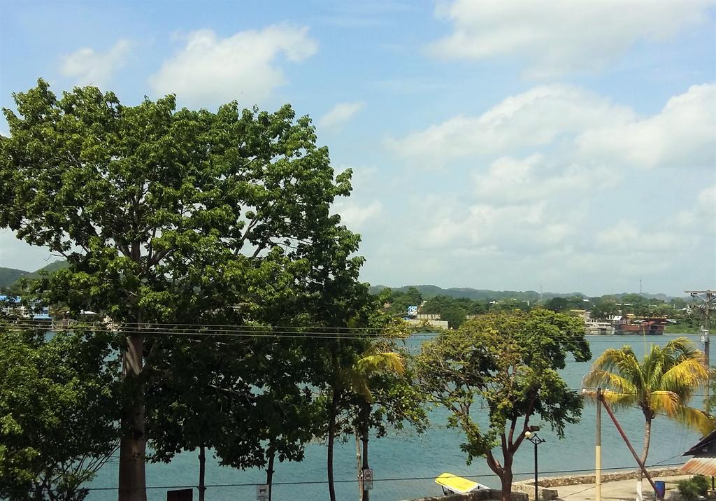 Hotel Flores De Peten Y Restaurante Exterior foto