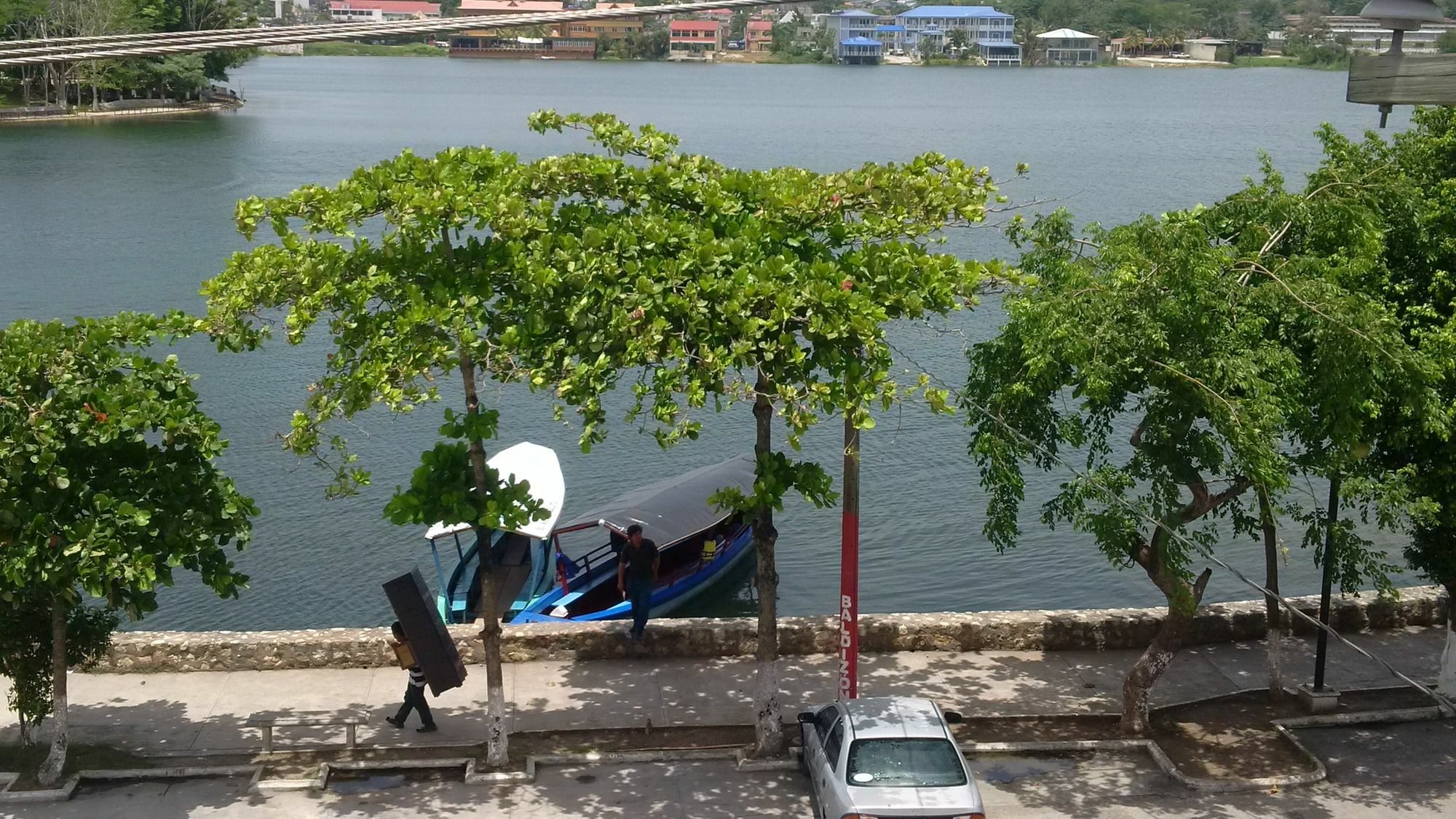 Hotel Flores De Peten Y Restaurante Exterior foto